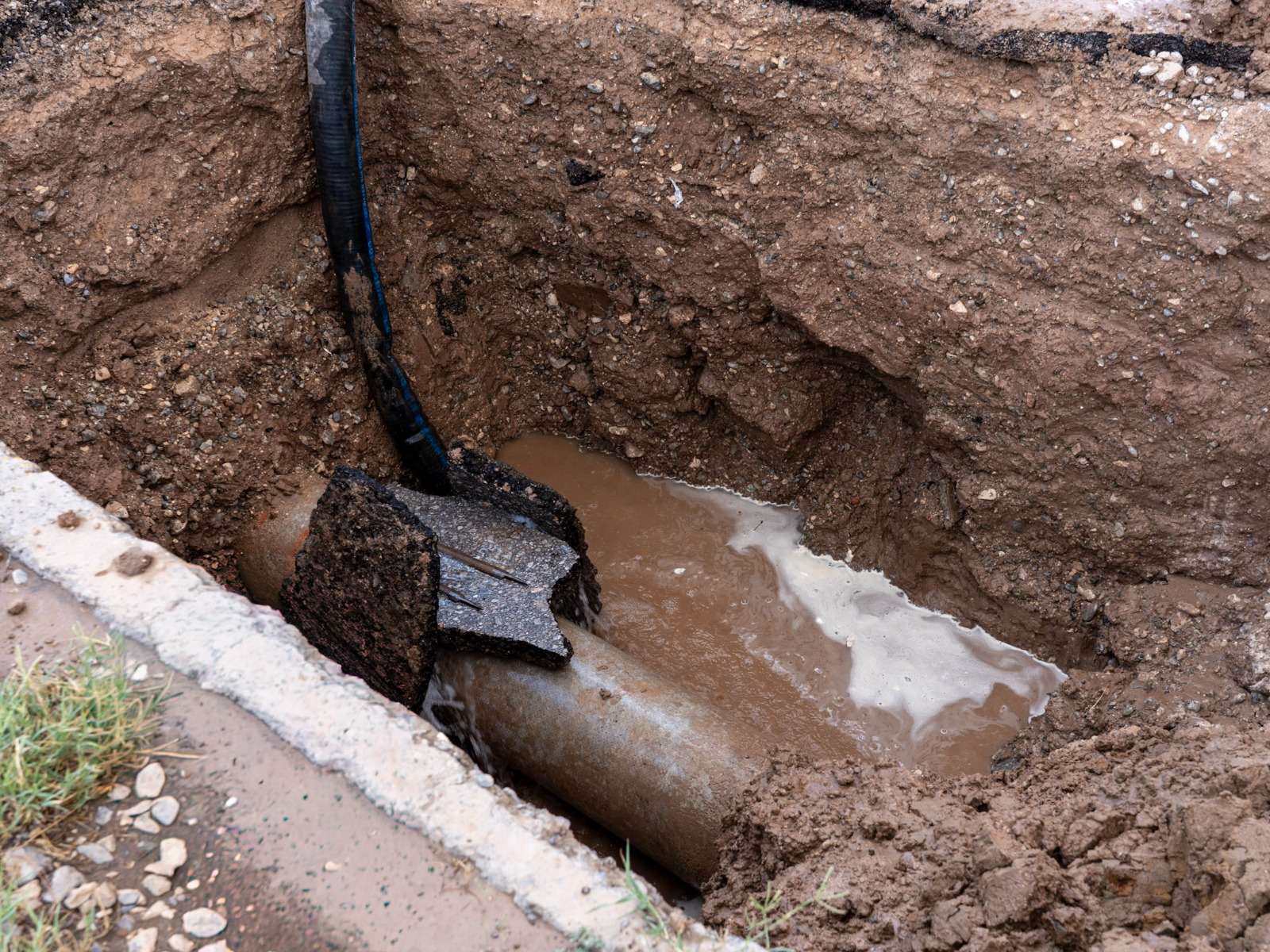 Atienden fuga de agua potable en Avenida Del Charro