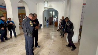 Despliegan operativo en la Presidencia Municipal por alerta de bomba 