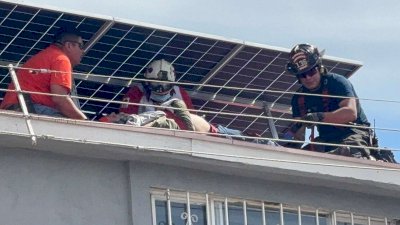 Sufre trabajador descarga eléctrica al instalar paneles solares
