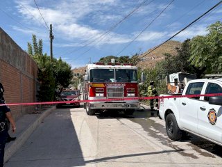 Arde jacal y terreno lleno de basura en la calle Urquidi 