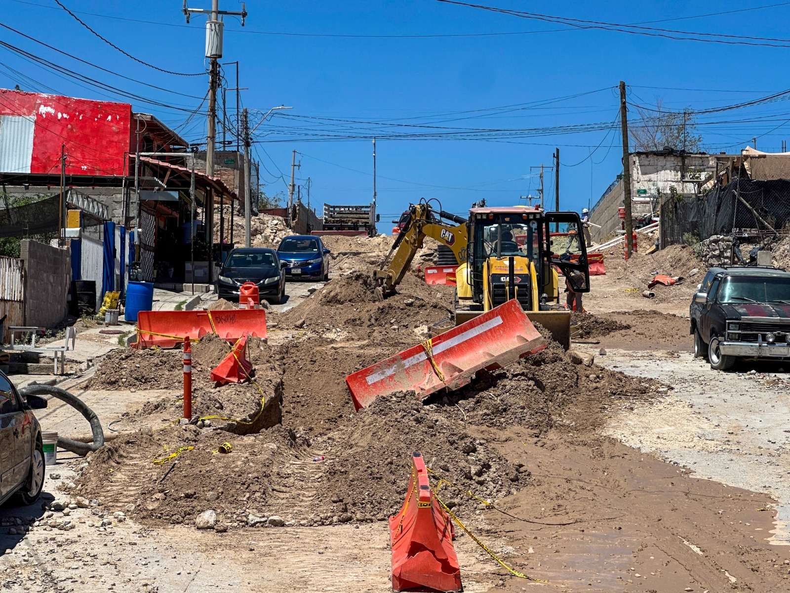 Sustituyen tuberías de drenaje y agua potable en la colonia Aztecas