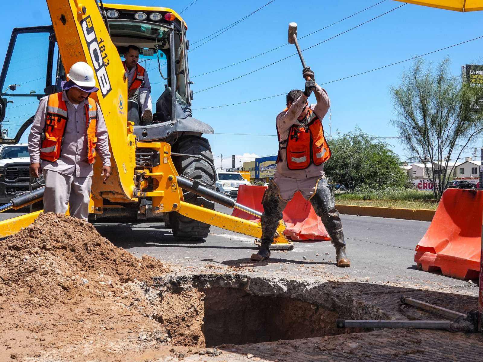 Reparan fuga en línea de agua potable sobre la avenida De las Torres