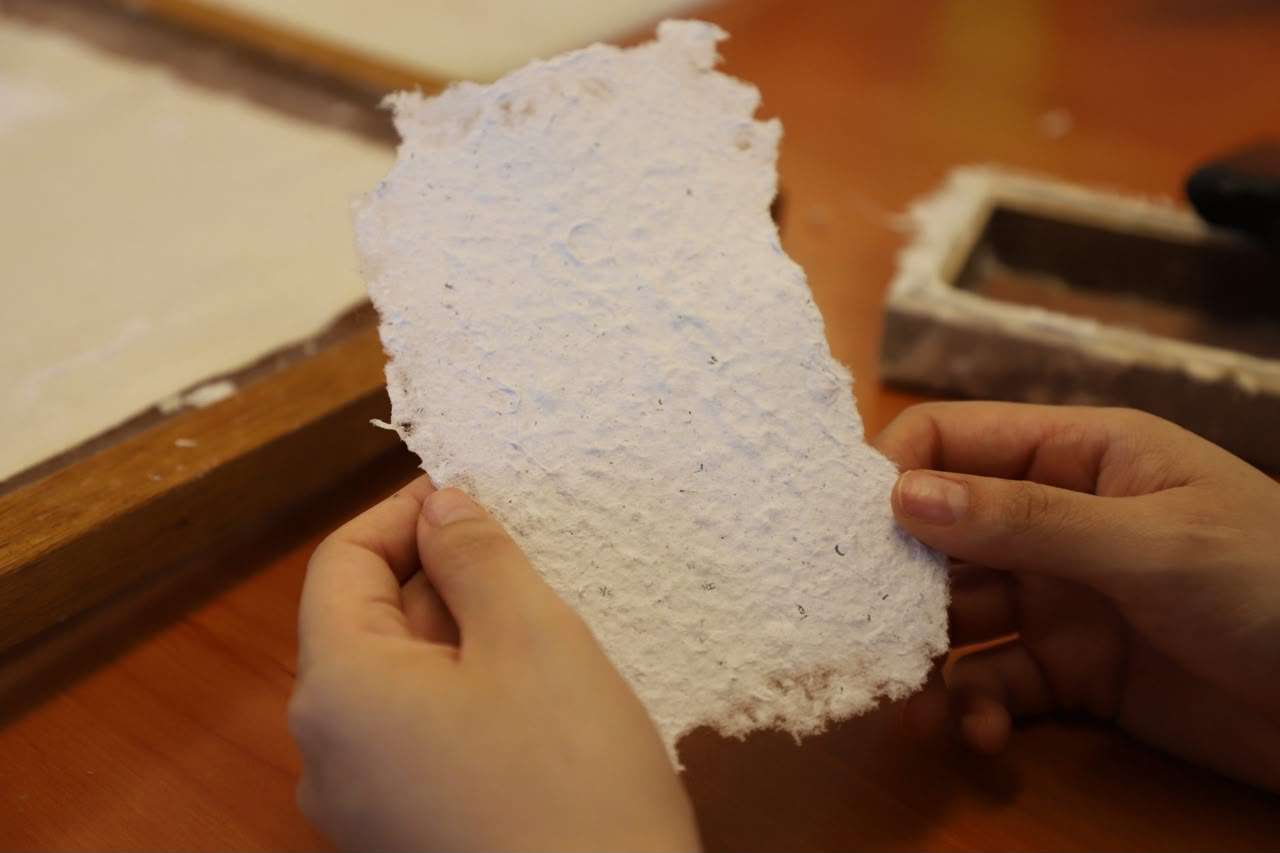 Realiza UACJ taller para crear arte con papel reciclado y pigmentos naturales