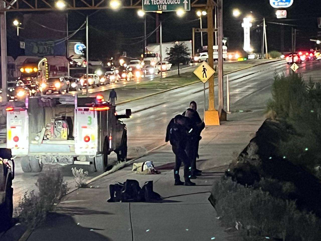 Bomberos buscan a perro que entró a nadar a dique