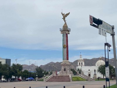 Montan adornos patrios en el Ángel de la Libertad