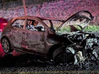Arde vehículo tras derribar poste en la Teófilo Borunda