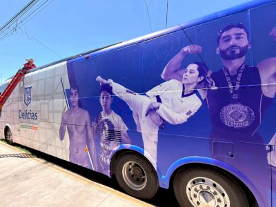 Lleva autobús del deporte el rostro de 12 atletas destacados de Delicias 