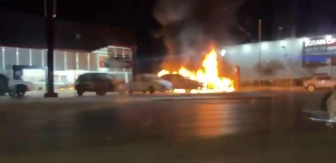 Sin identificar responsables de incendiar vehículos en diversos puntos de la ciudad 