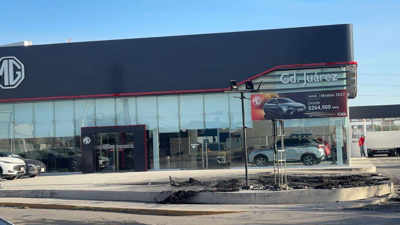Incendian cuatro vehículos en la Agencia MG