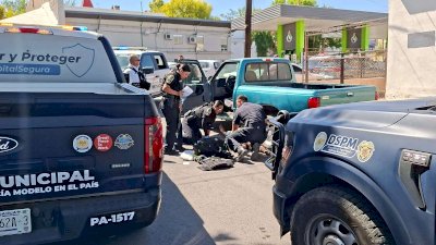 Lo auxilian por sobredosis al interior de su vehículo 