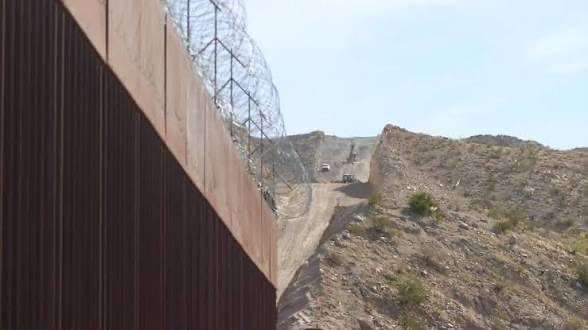 Retiran vecinos fragmentos de muro fronterizo en Santa Teresa 