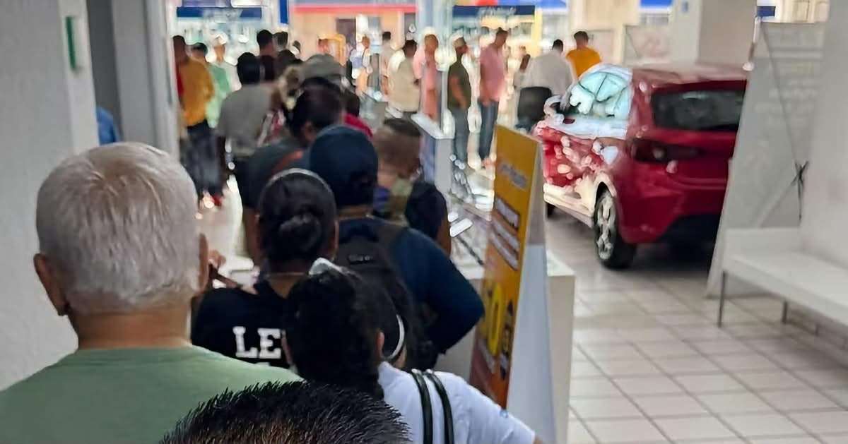 Hacen fila usuarios de Telcel para regularizar líneas