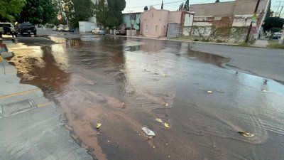 Desperdicia agua potable fuerte fuga en calles del Centro