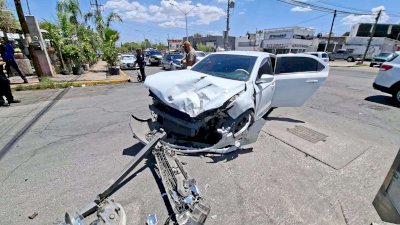 Impacta vehículo de plataforma contra pickup y deja una lesionada