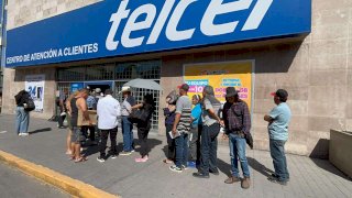 Registran largas filas en Telcel por suspensión de líneas 