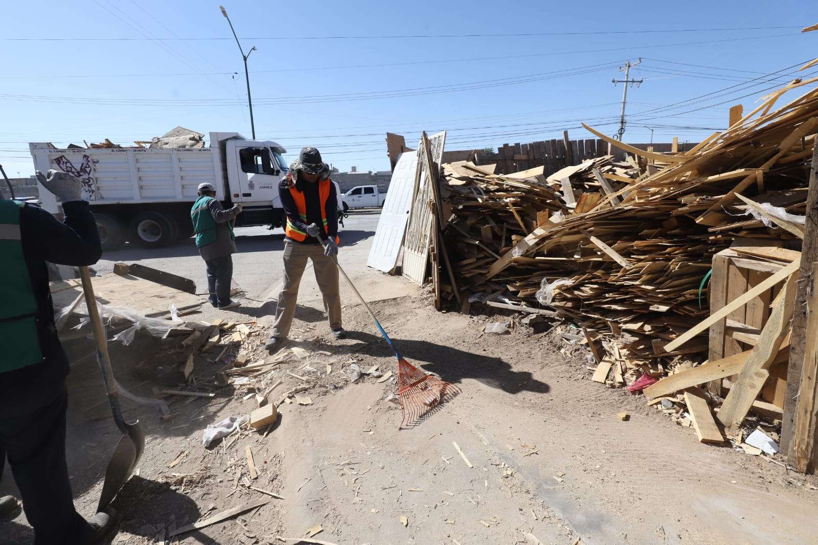 Retiran toneladas de madera de la vía pública