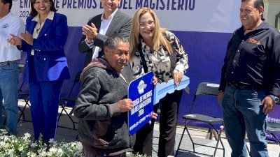 Entregan premios a maestros en la Plaza de la Revolución 