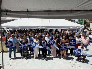 Premian a docentes con autos, pantallas y computadoras