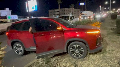 Impacta tráiler a camioneta en el Perijuv; termina contra camellón
