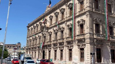 Montan adornos patrios en edificios de gobierno 