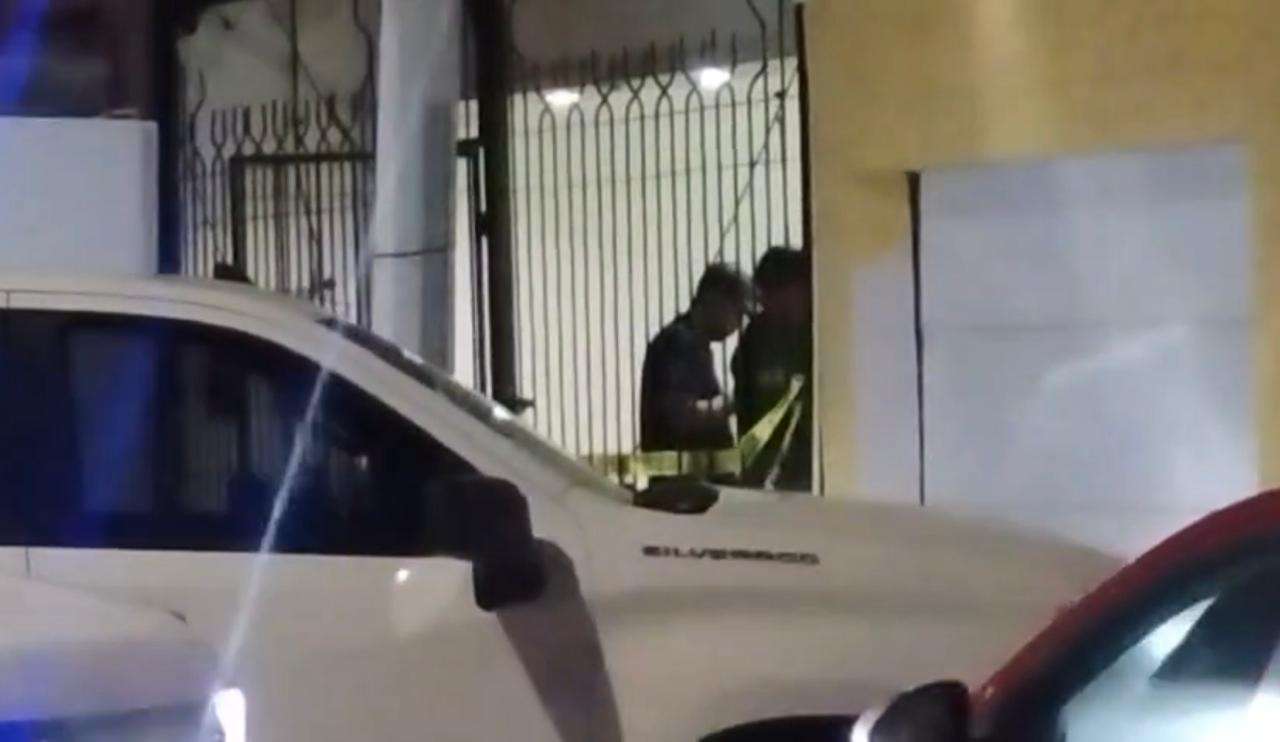 Catean vivienda de joven señalado por incendio de vehículos en agencia GM