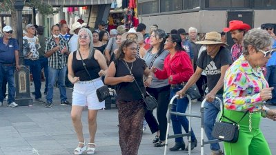 Lucen sus mejores pasos de baile en el centro histórico