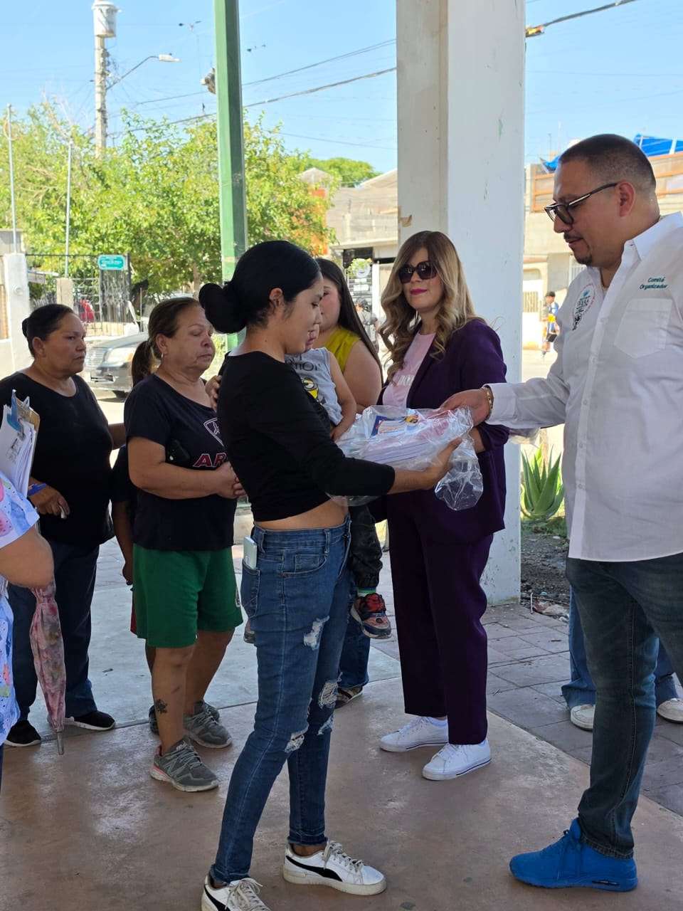 Entregan comerciantes 800 paquetes escolar en colonias del sur 