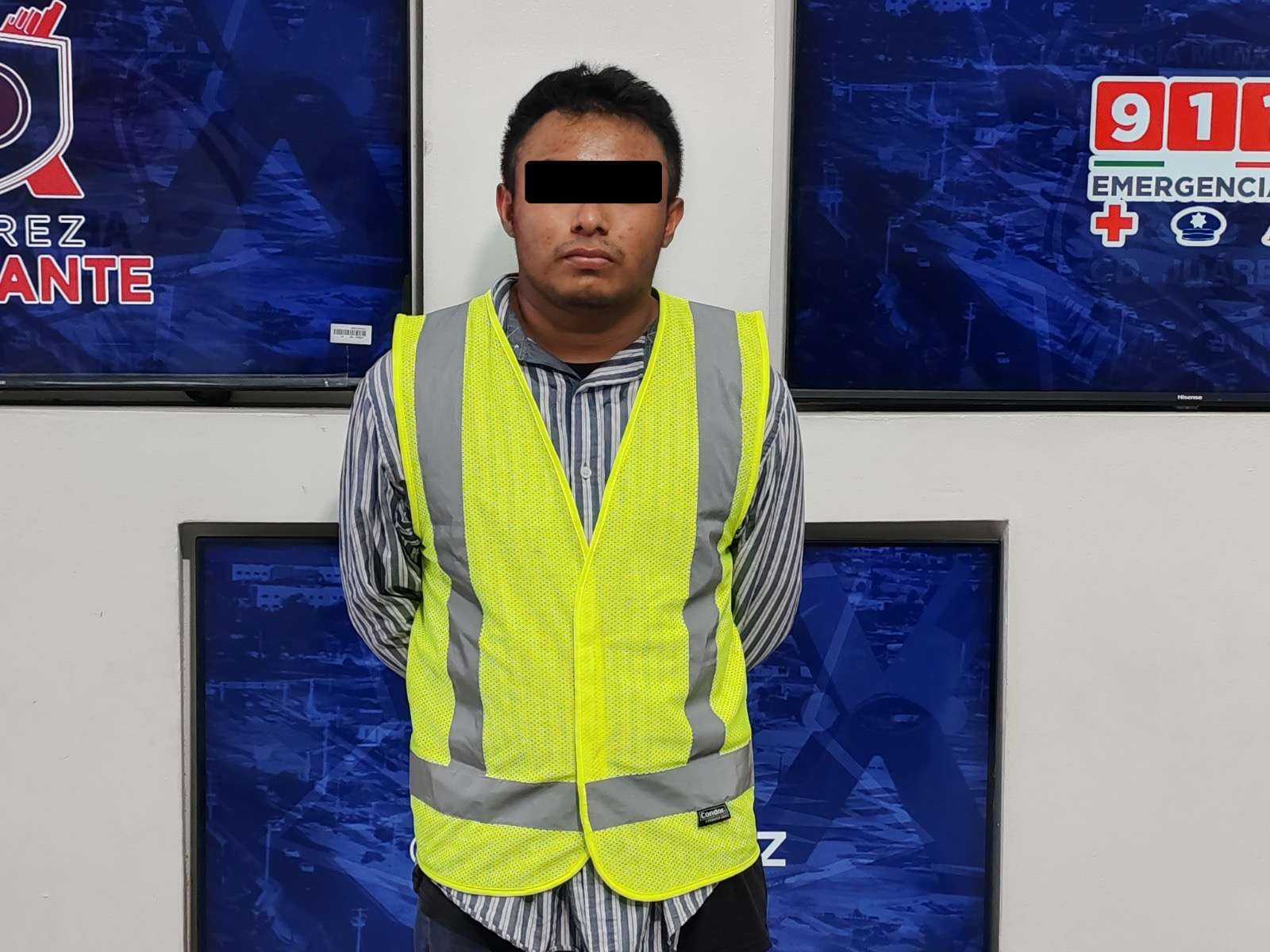 Cae hombre con una libra de cristal 