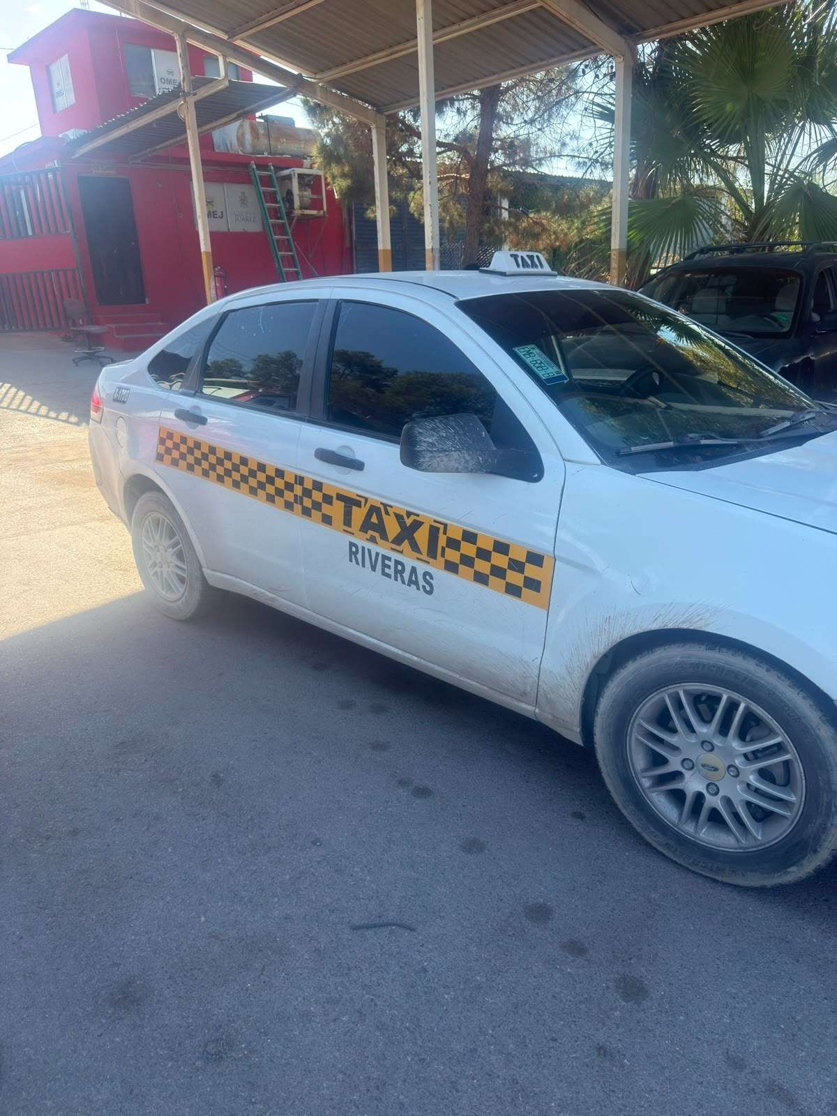 Cae hombre con una libra de cristal 