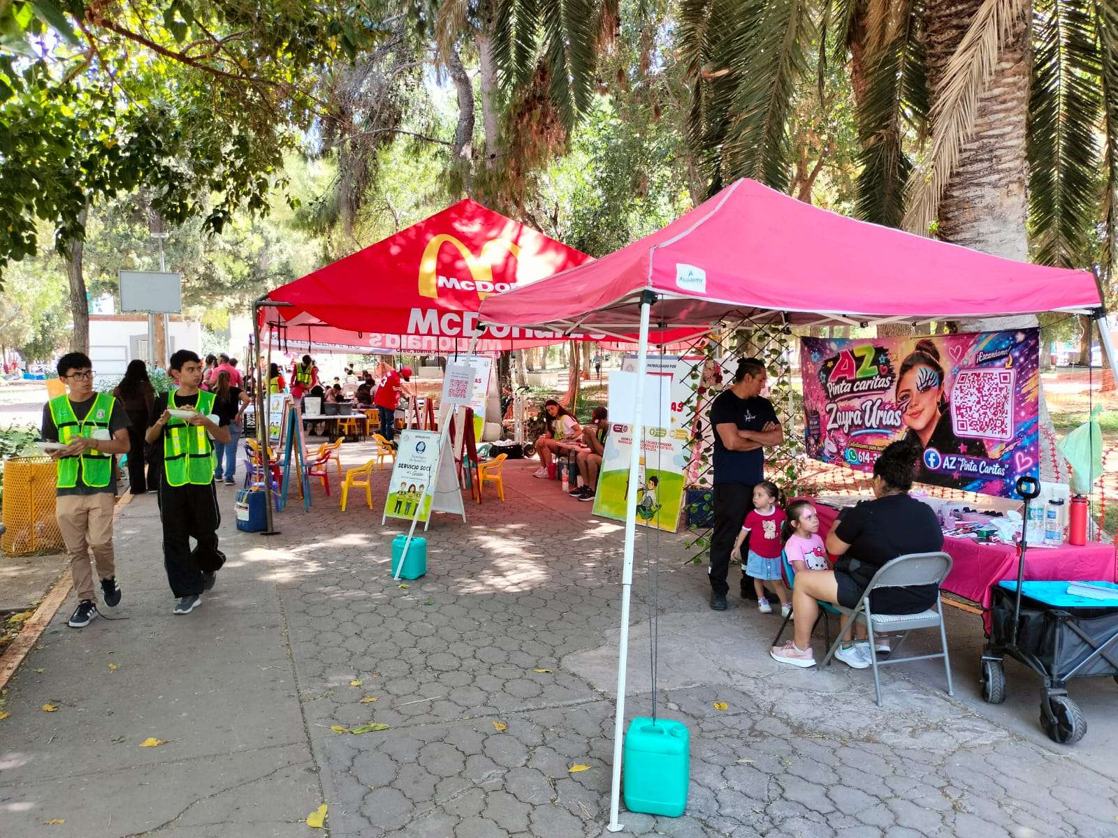 Acuden familias a disfrutar actividades y comercio en la Deportiva