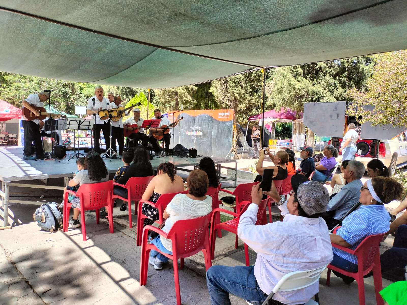 Acuden familias a disfrutar actividades y comercio en la Deportiva