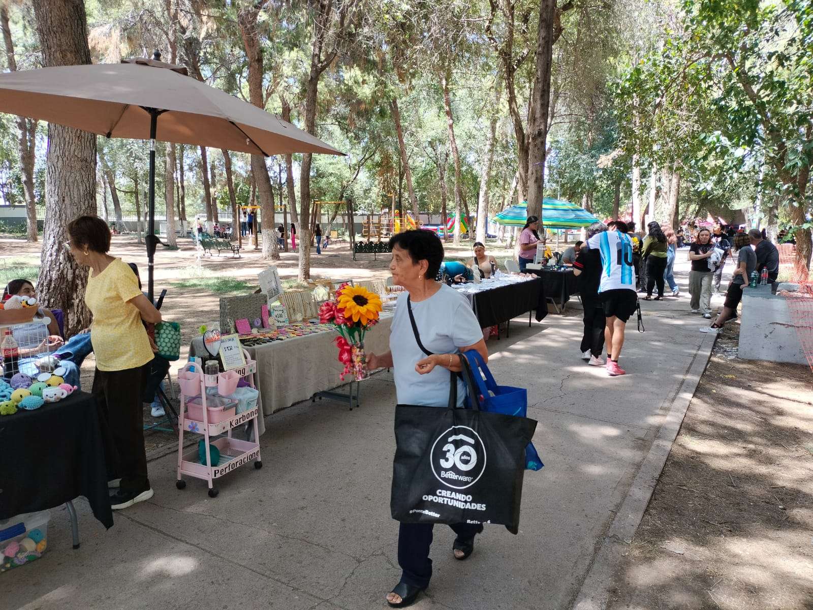 Acuden familias a disfrutar actividades y comercio en la Deportiva