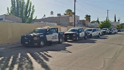 Amagan a guardia y roban dos pickups de corralón estatal 