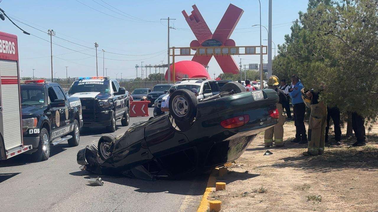 Muere hombre de 50 años tras volcar auto en la Colegio Militar
