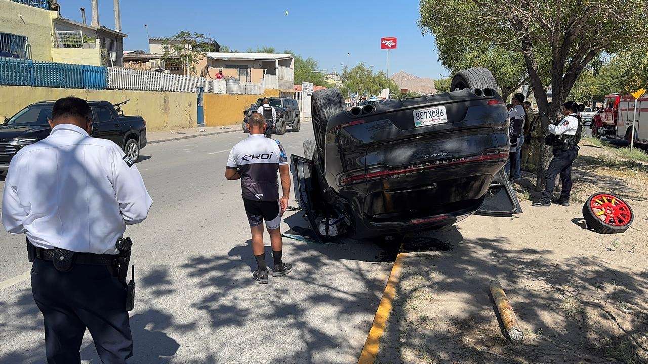 Volcadura deja a conductora con golpes leves en Norzagaray