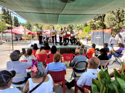 Acuden familias a disfrutar actividades y comercio en la Deportiva