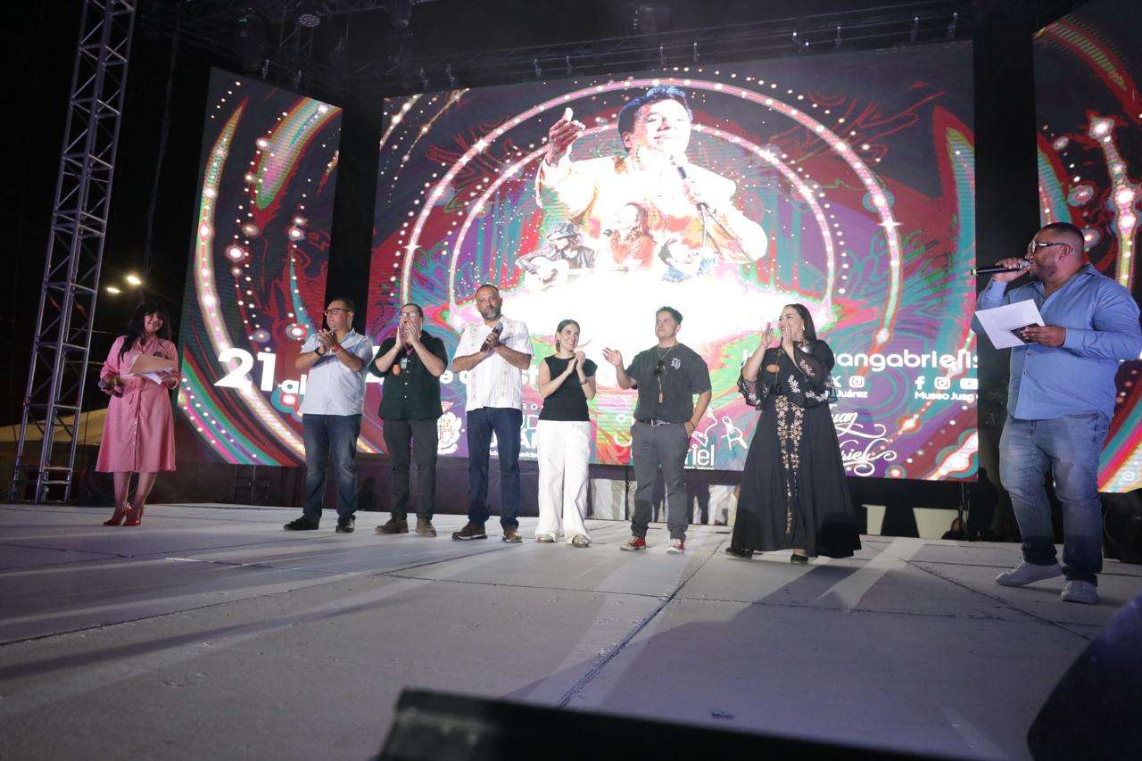 Encabeza Alcalde callejoneada en homenaje a Juan Gabriel