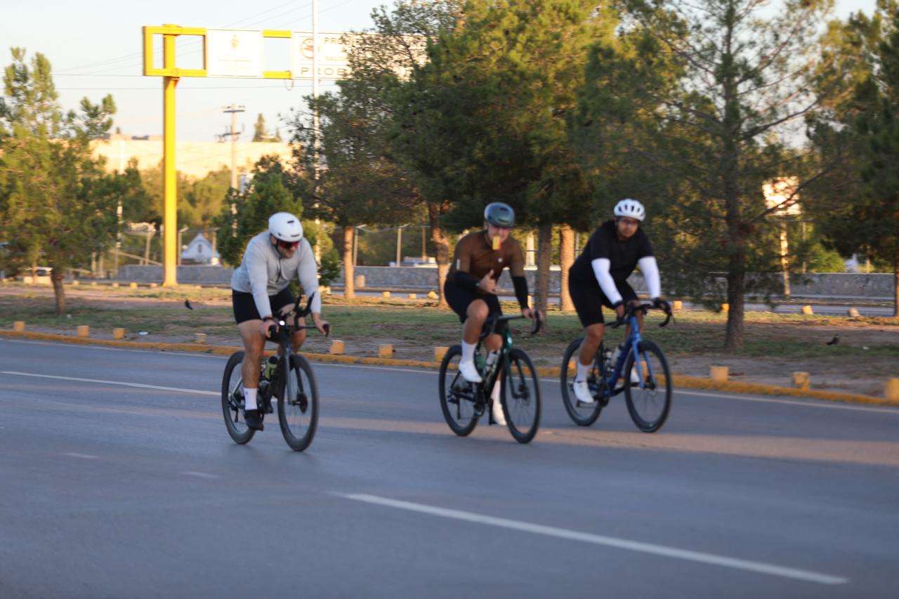 Familias disfrutan su domingo en bicicleta