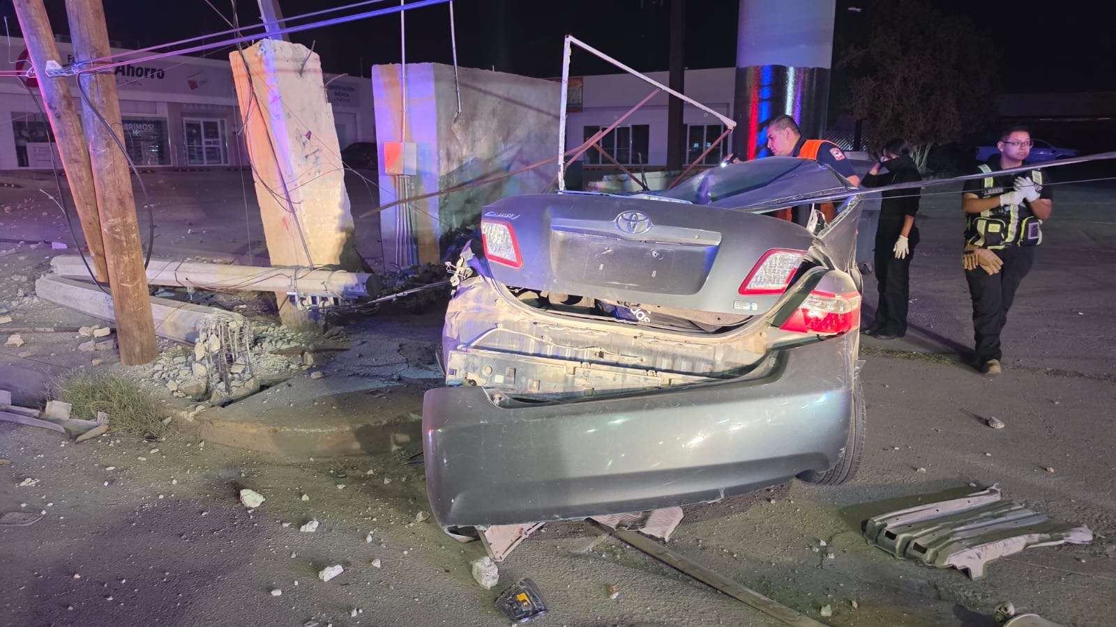 Accidente vial deja daños en infraestructura urbana sobre avenida Tecnológico