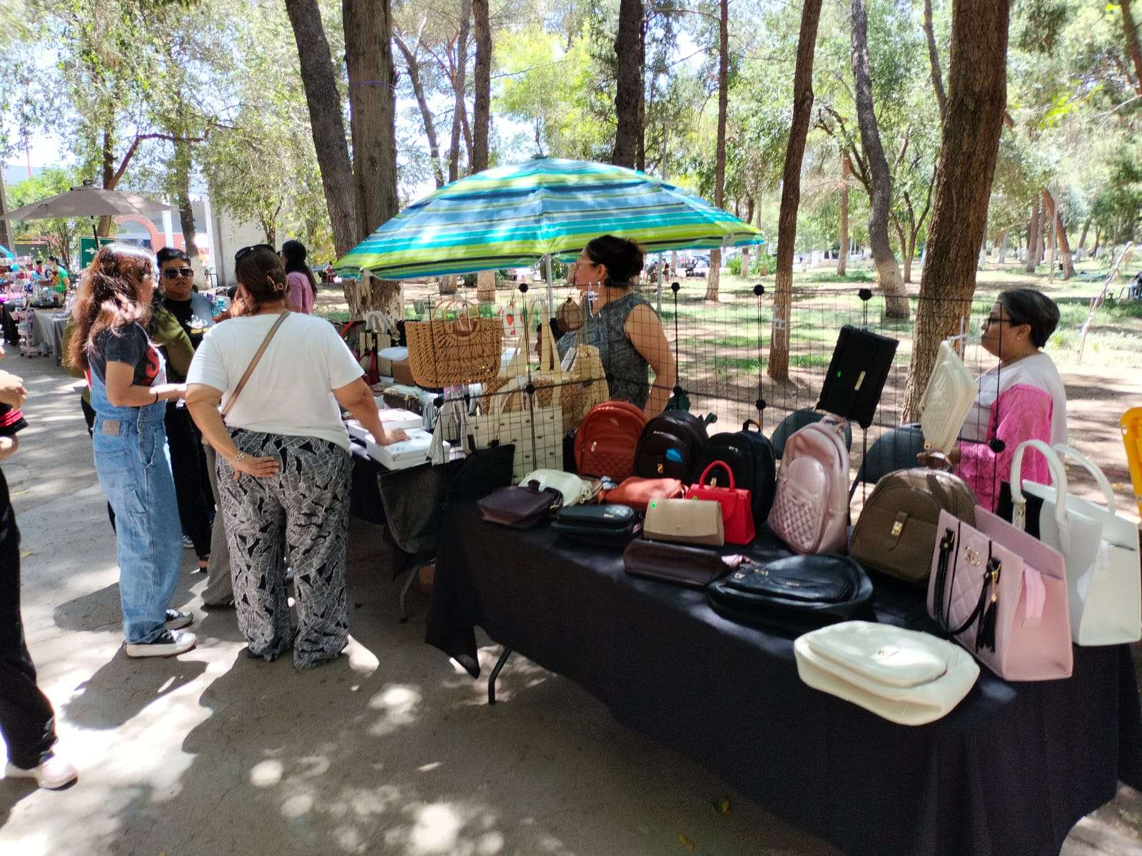 Acuden familias a disfrutar actividades y comercio en la Deportiva