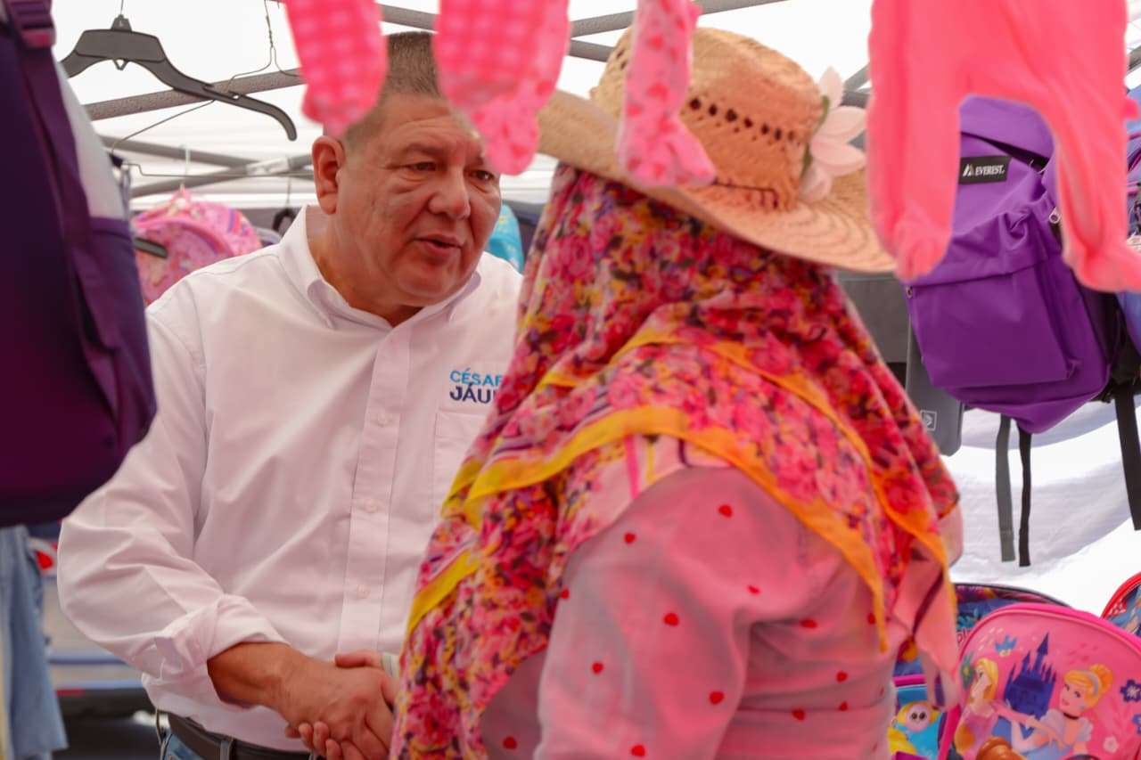 Recorre César Jáuregui el Tianguis Equus; escucha a comerciantes