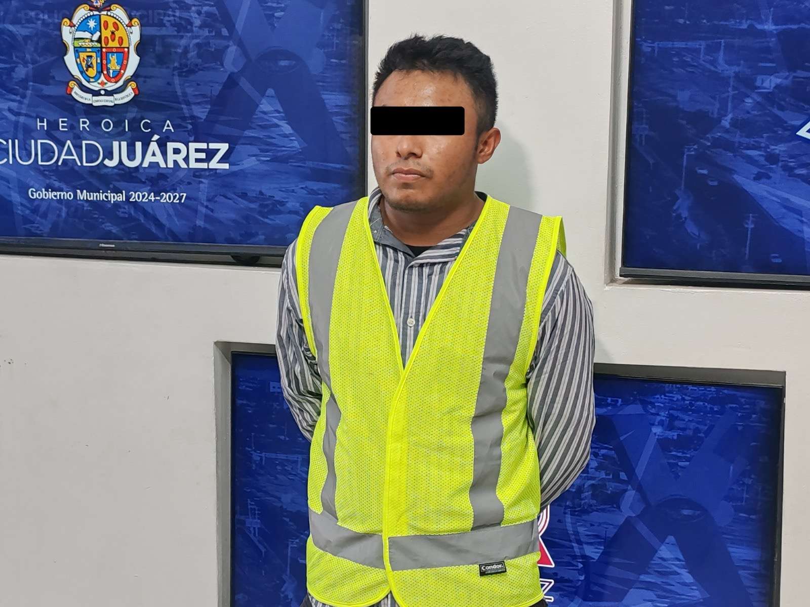 Cae hombre con una libra de cristal 