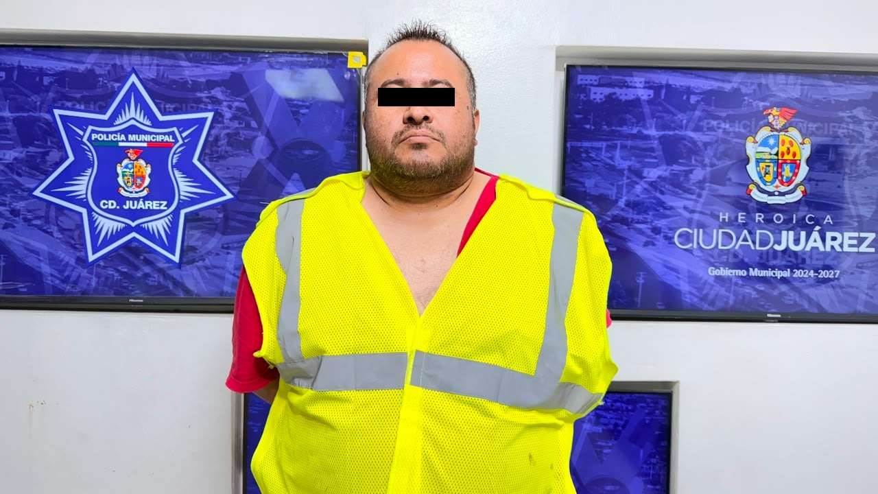 Roba vehículo con violencia; lo detienen 