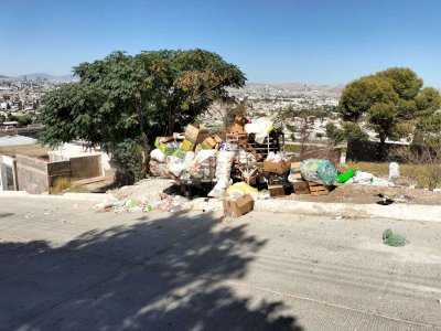 Se acumula basura en calle de Cerro Prieto