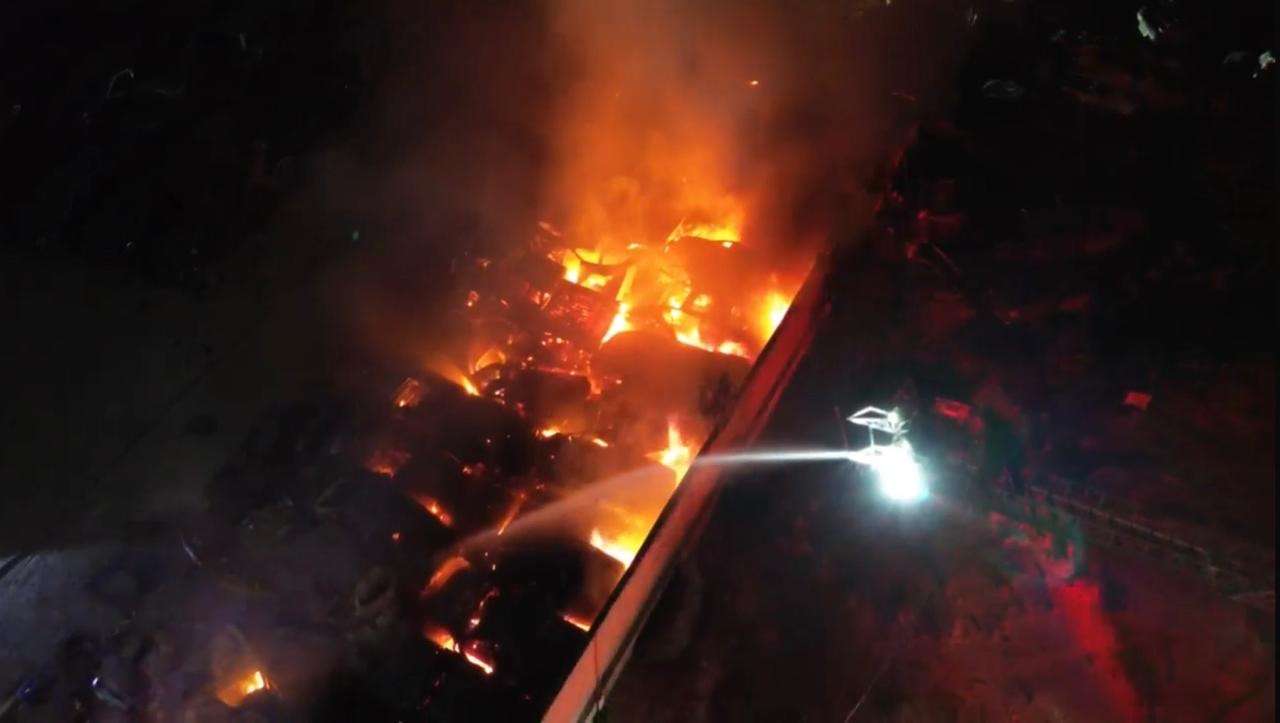 Se incendia yonke cerrado sobre la carretera a Casas Grandes