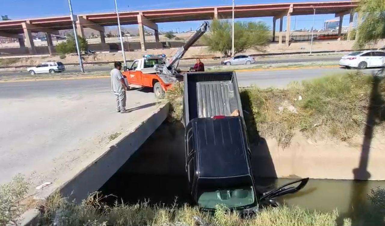 Madre e hija caen con camioneta a la Acequia Madre
