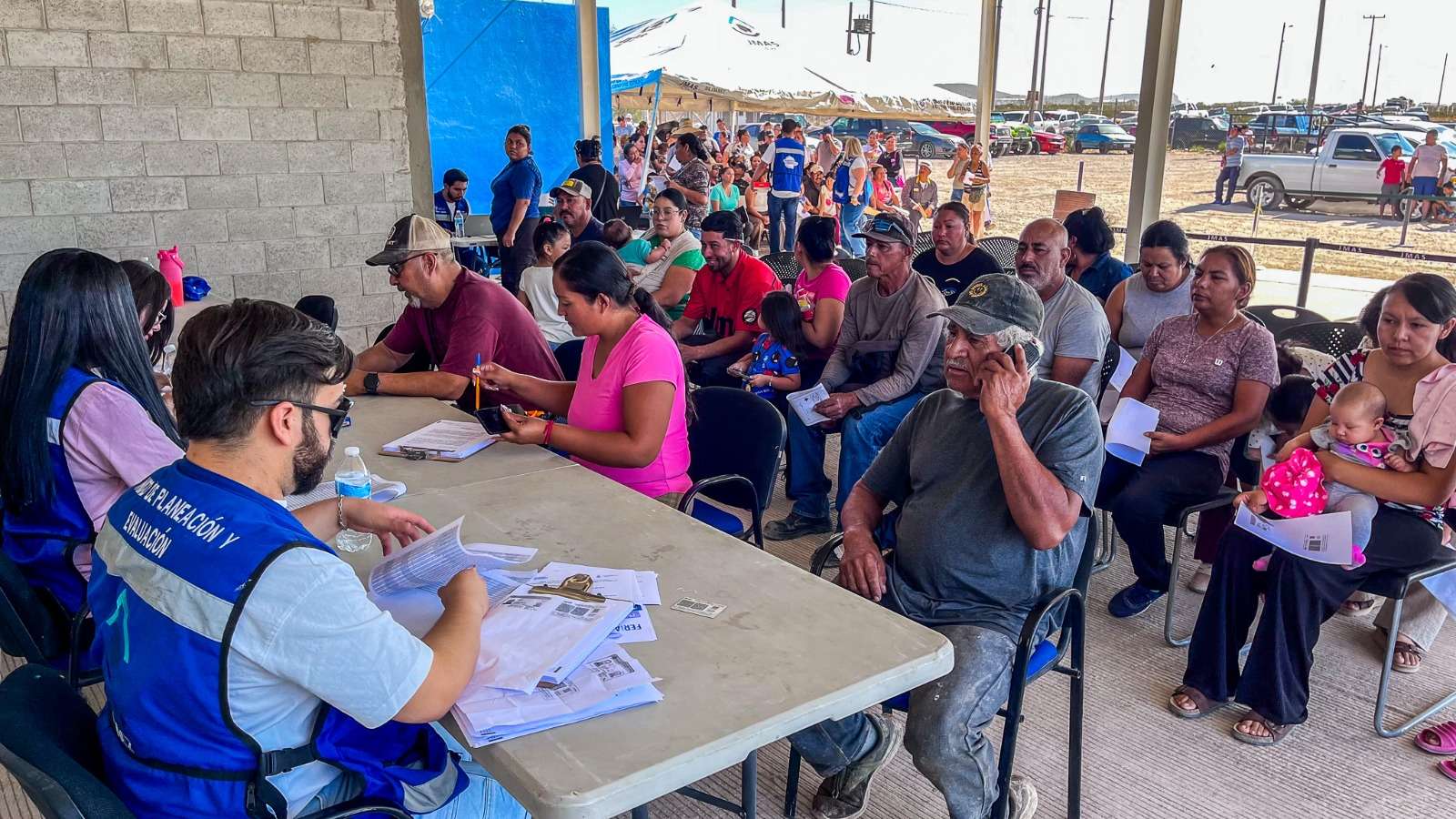 Entregan más tinacos en la zona de Los Kilómetros
