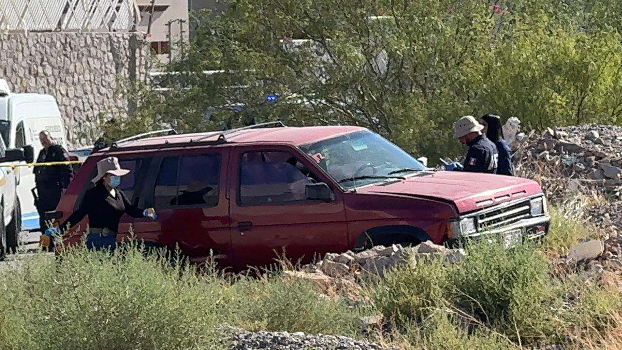 Localizan vehículo con persona sin vida y mensaje amenazante en lote baldío