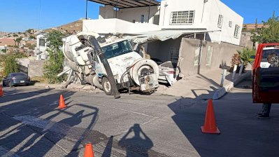 Impacta pipa de la Jmas contra vivienda en Los Pinos 