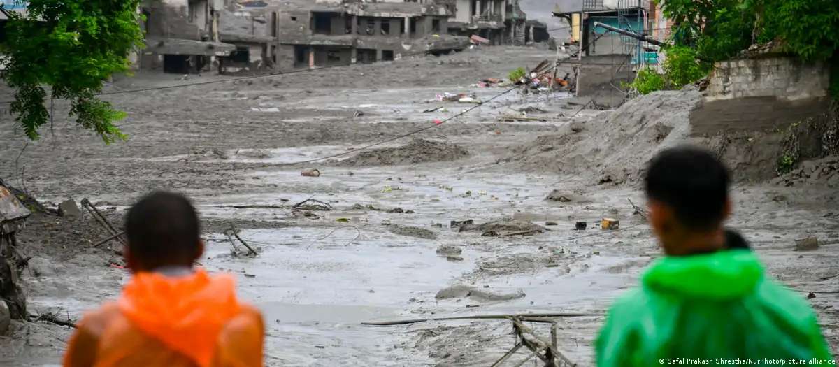 Dejan inundaciones en Nepal mas de 160 muertos y 900 desaparecidos